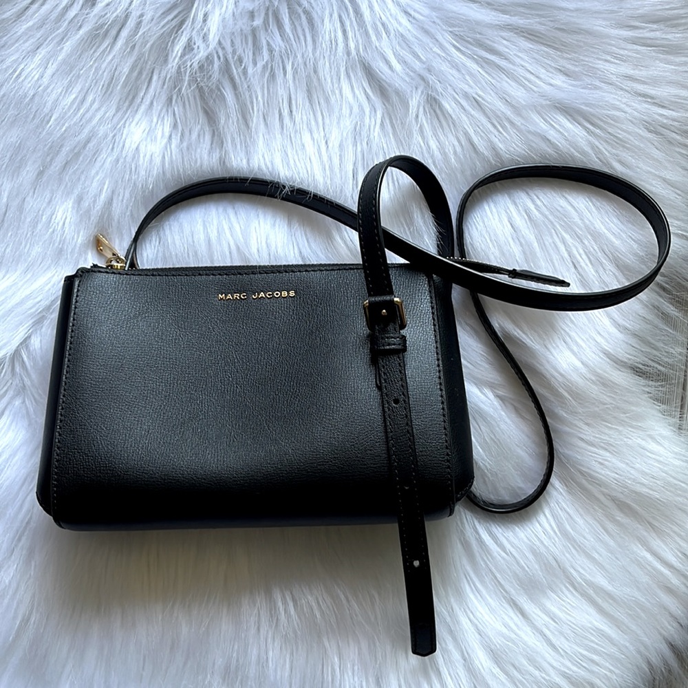 MARC JACOBS black crossbody purse handbag adjuster strap zippered handbag